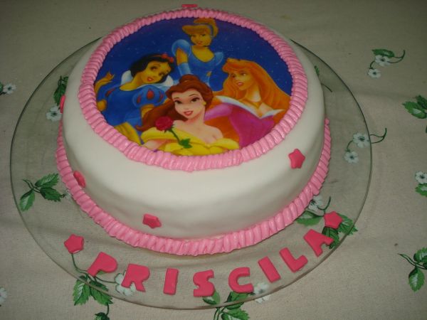 bolo decorado das princesas com papel de arroz 